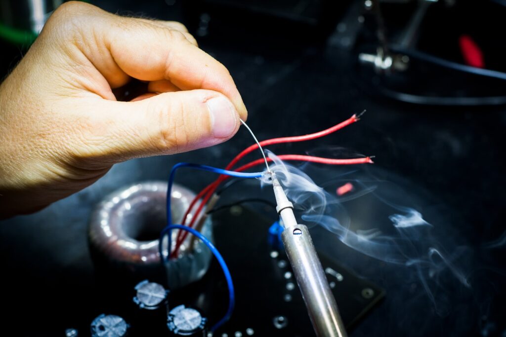 Profesional electricista realizando una reparación