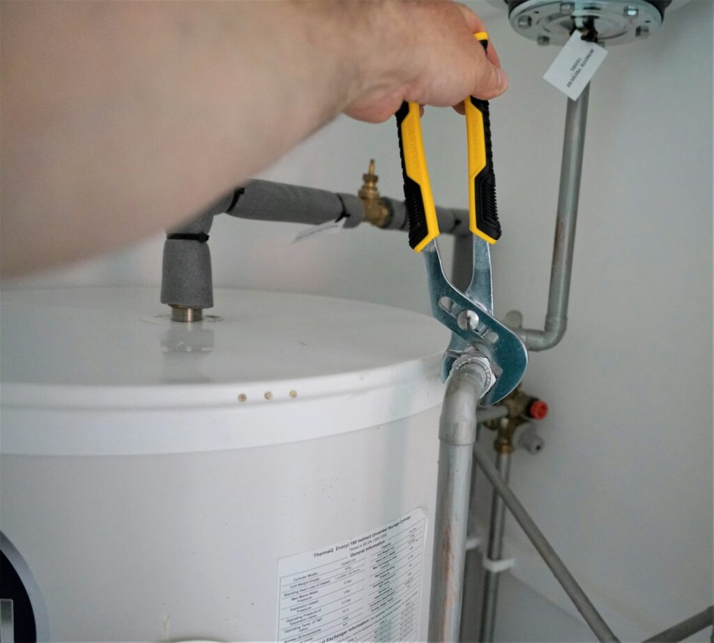 técnico de terrafirma realizando reparaciones térmicas